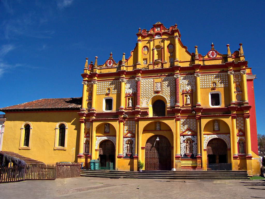 A unique, yellow building in San Cristóbal de las Casas